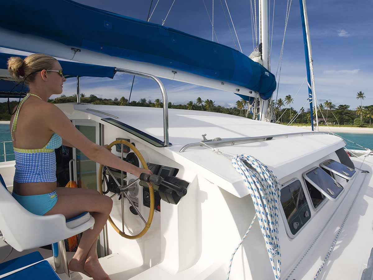 learn to sail a yacht online
