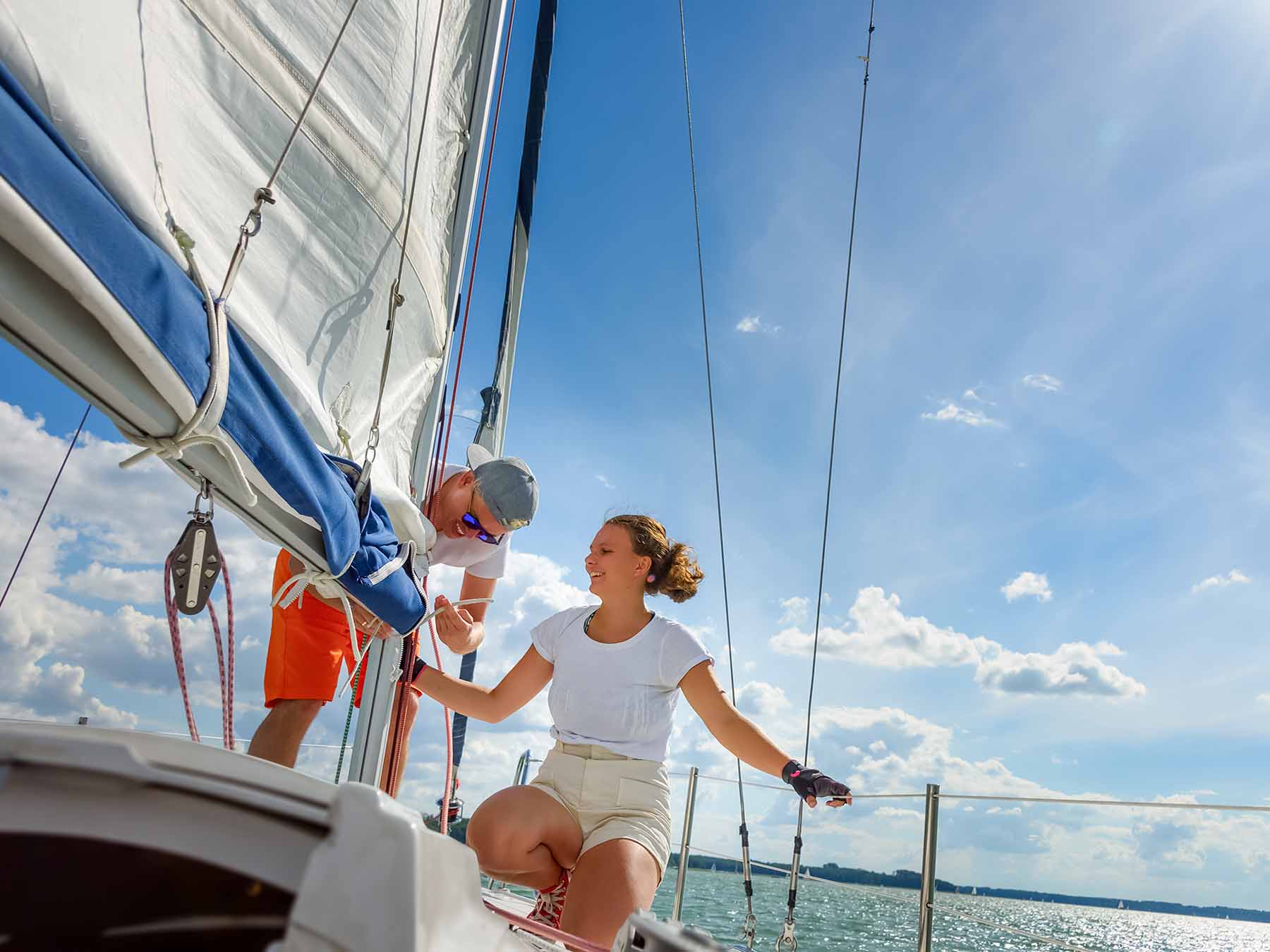 learn to sail a yacht online
